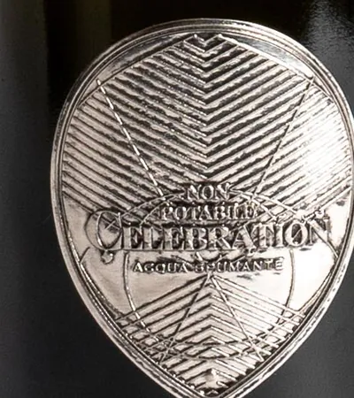 Celebration label: Non potabile, acqua spumante